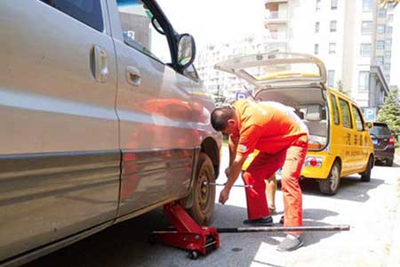 西藏米林道路救援搭电修车补胎换胎服务