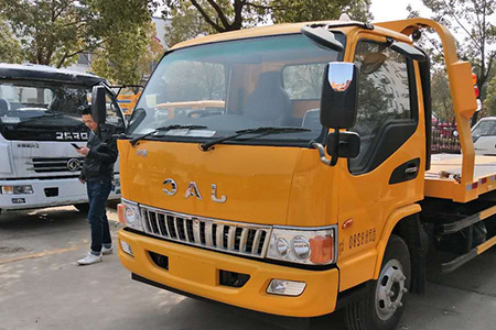 广宁高速道路救援维修搭电换胎送油流动补胎拖车修车